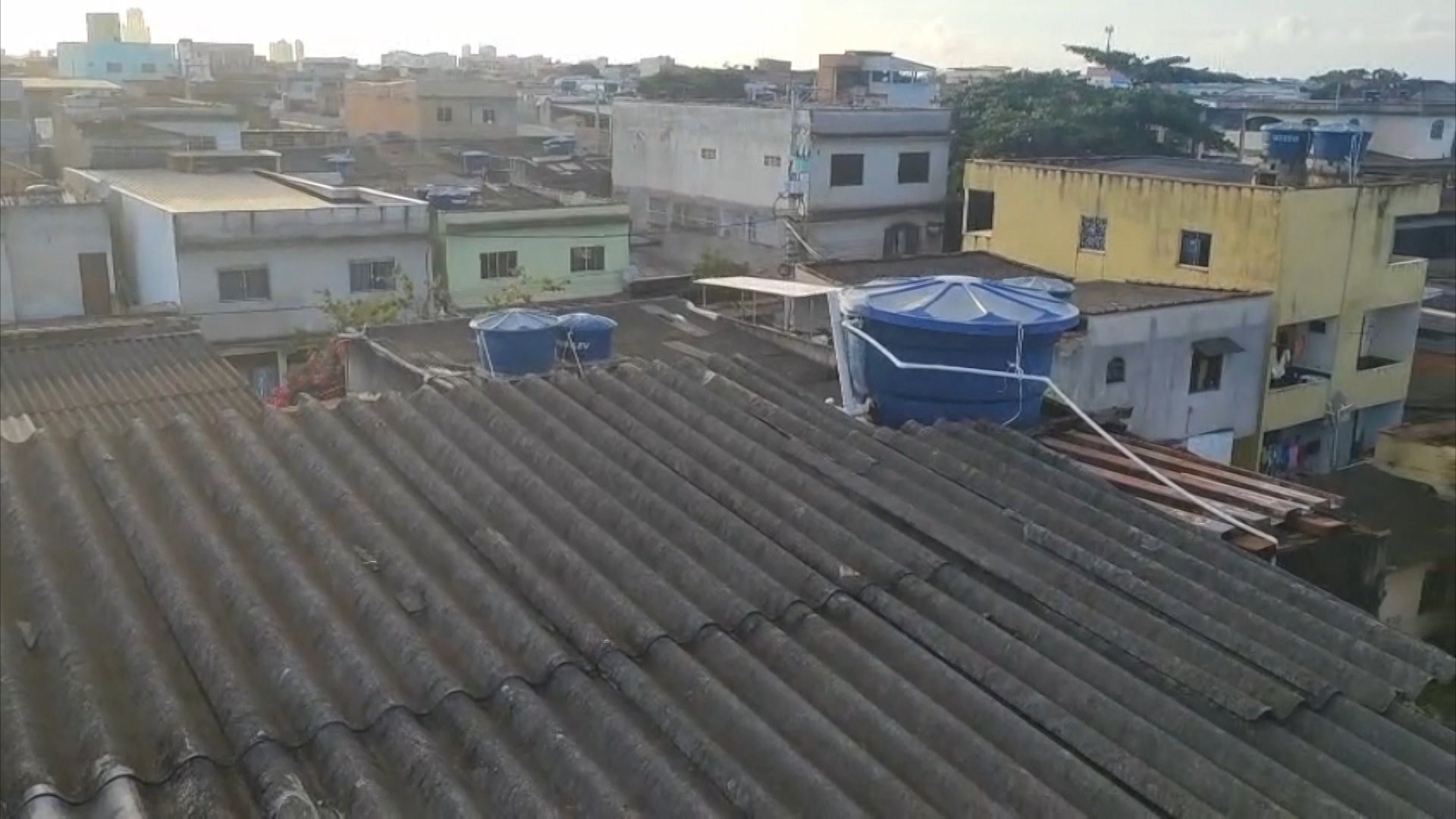 Sobrinho de traficante tenta fugir pelo telhado e é preso por matar homem em Vila Velha