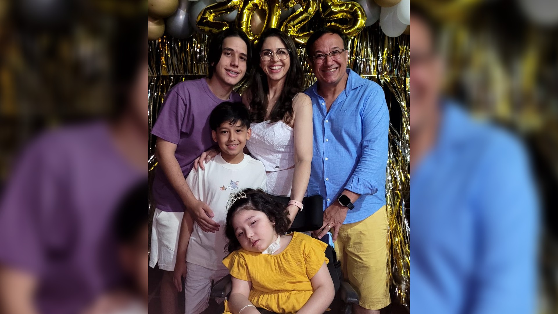Menina de 7 anos com síndrome rara usa fichas e tecnologia para se comunicar pelo olhar: 'Muito gratificante', diz mãe