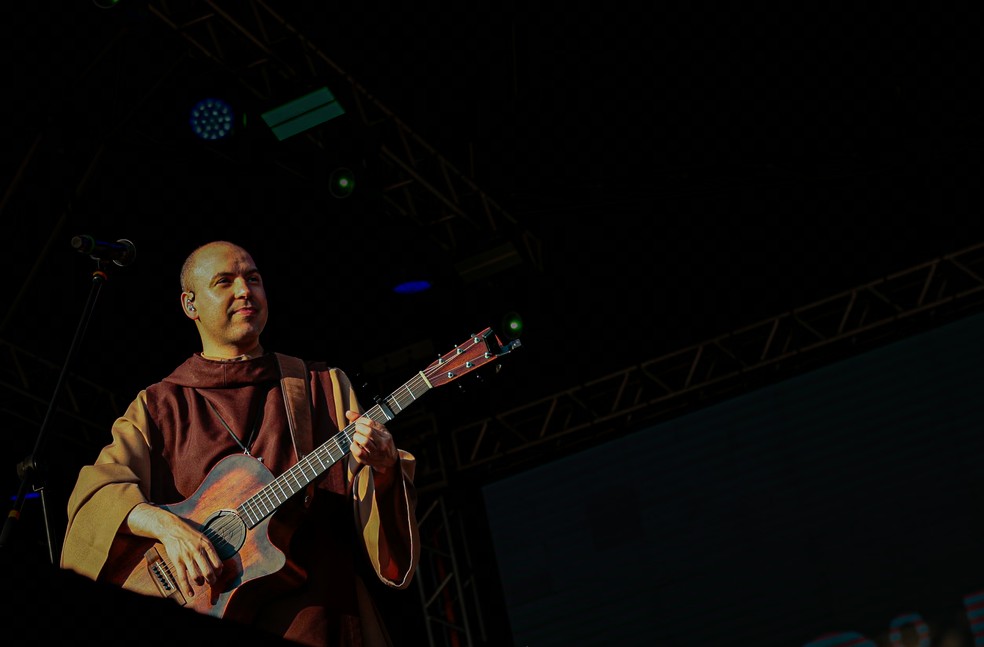 Frei Gilson arrasta multidão ao Hallel em Franca, SP — Foto: Nathan