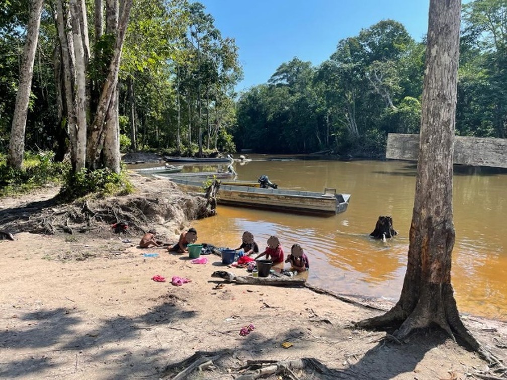 Crianças Munduruku em águas aparentemente contaminadas por rejeitos de mineração ilegal — Foto: Ascom MPF-PA / Divulgação