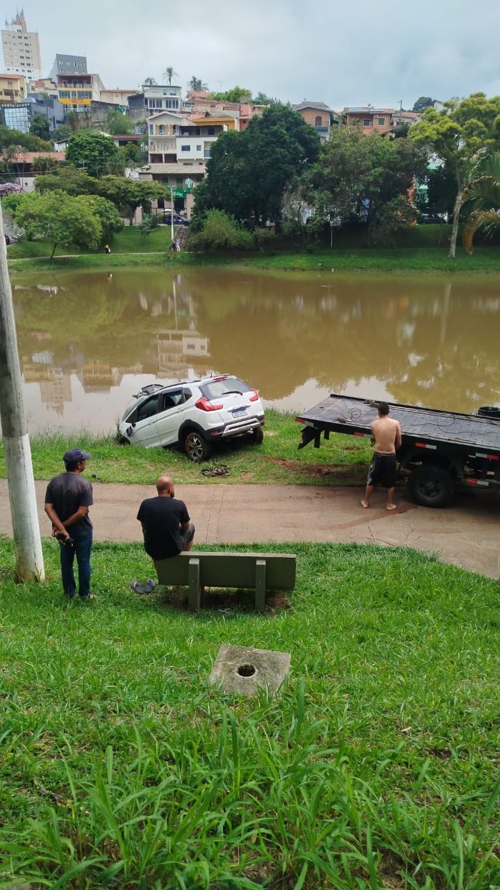 Adolescente de 16 anos cai com carro em lago de Atibaia