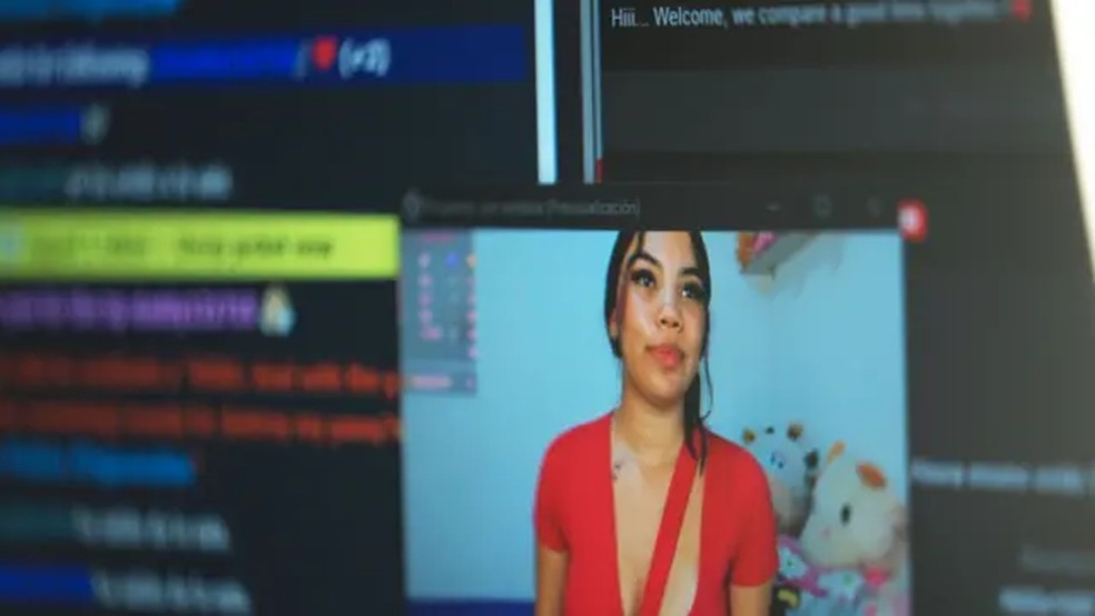 A modelo de webcam colombiana Keiny se prepara para iniciar o streaming — Foto: BBC
