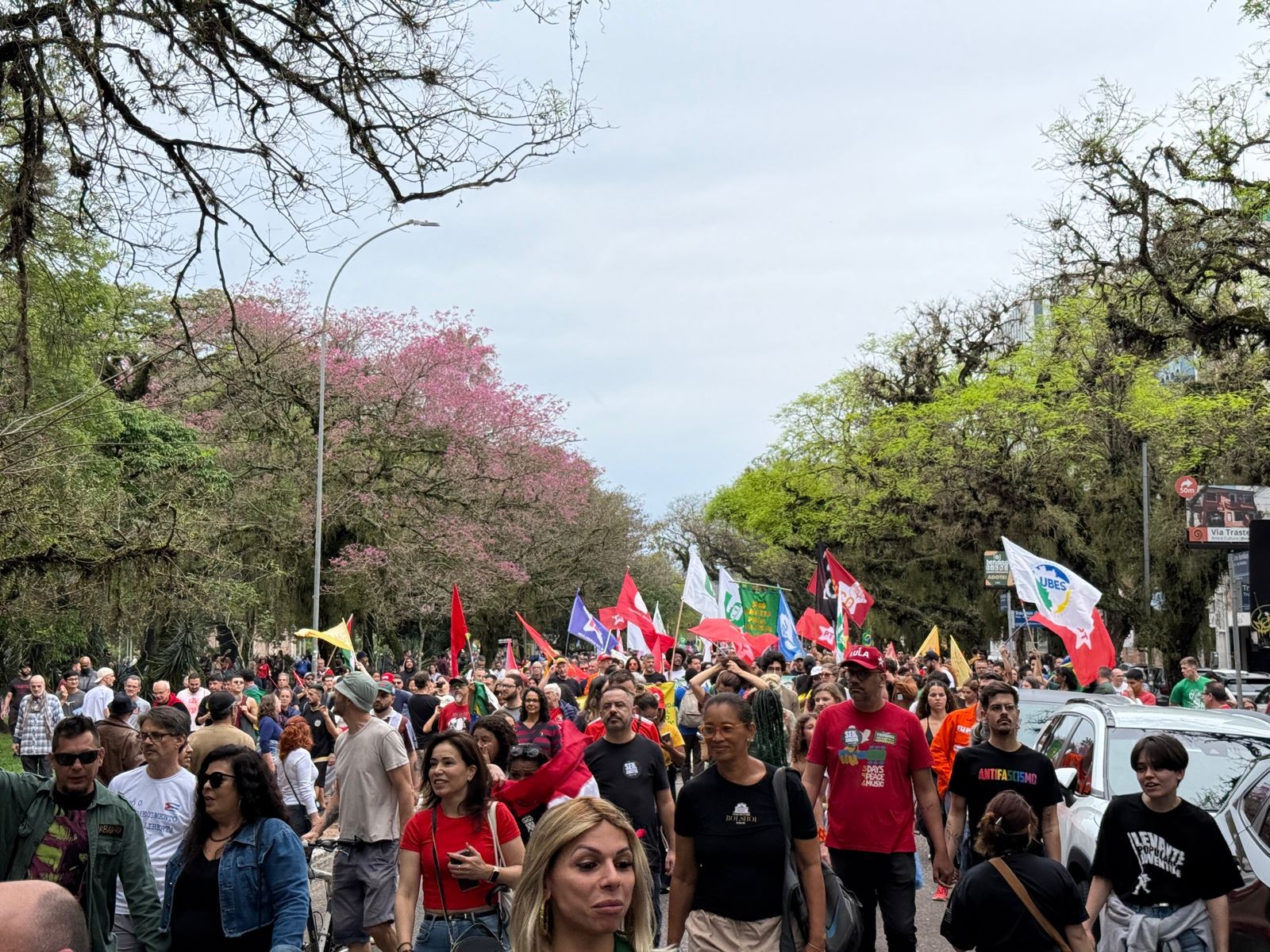 Manifestantes vão às ruas de Porto Alegre contra PEC da Blindagem e anistia 
