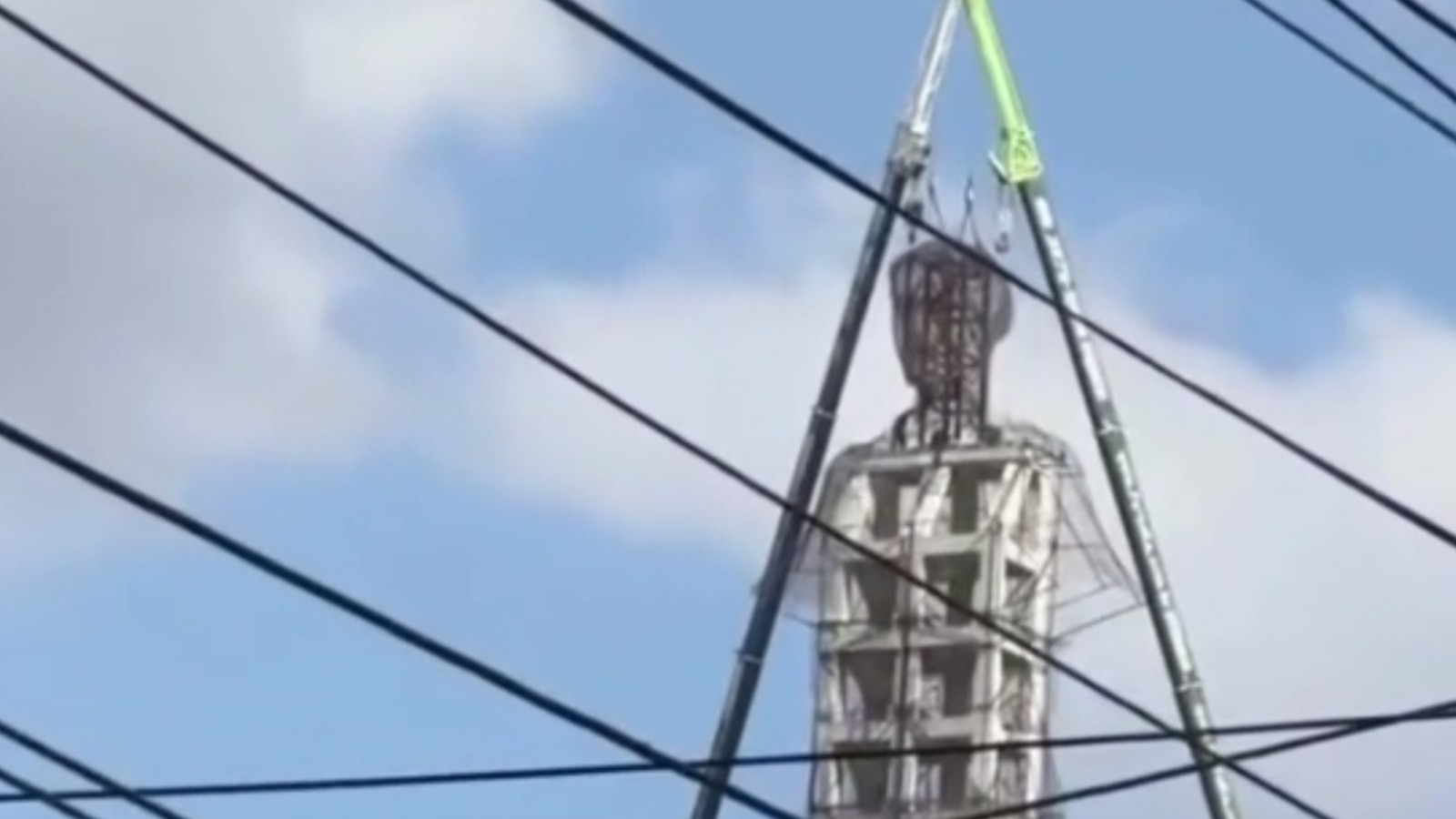 Estátua gigante de Santo Antônio no Ceará recebe cabeça após 39 anos