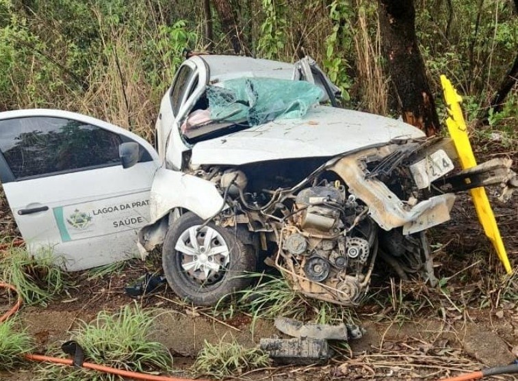 Veículo com pacientes a caminho de tratamento fica destruído após acidente em Lagoa da Prata