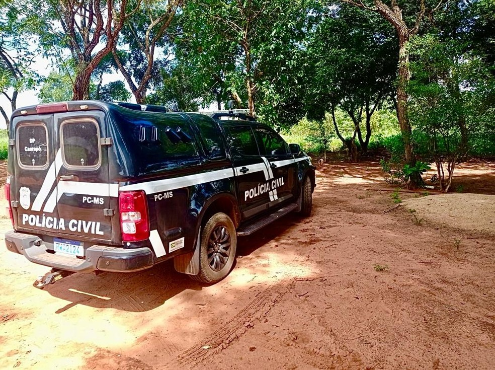 Carro da Polícia Civil no local — Foto: Polícia Civil de Caarapó