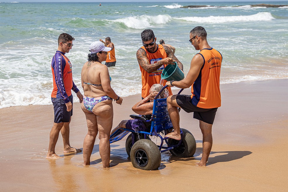 Projeto Verão para Todos de Macaé proporciona acessibilidade ao mar — Foto: Moisés Bruno/ Prefeitura de Macaé
