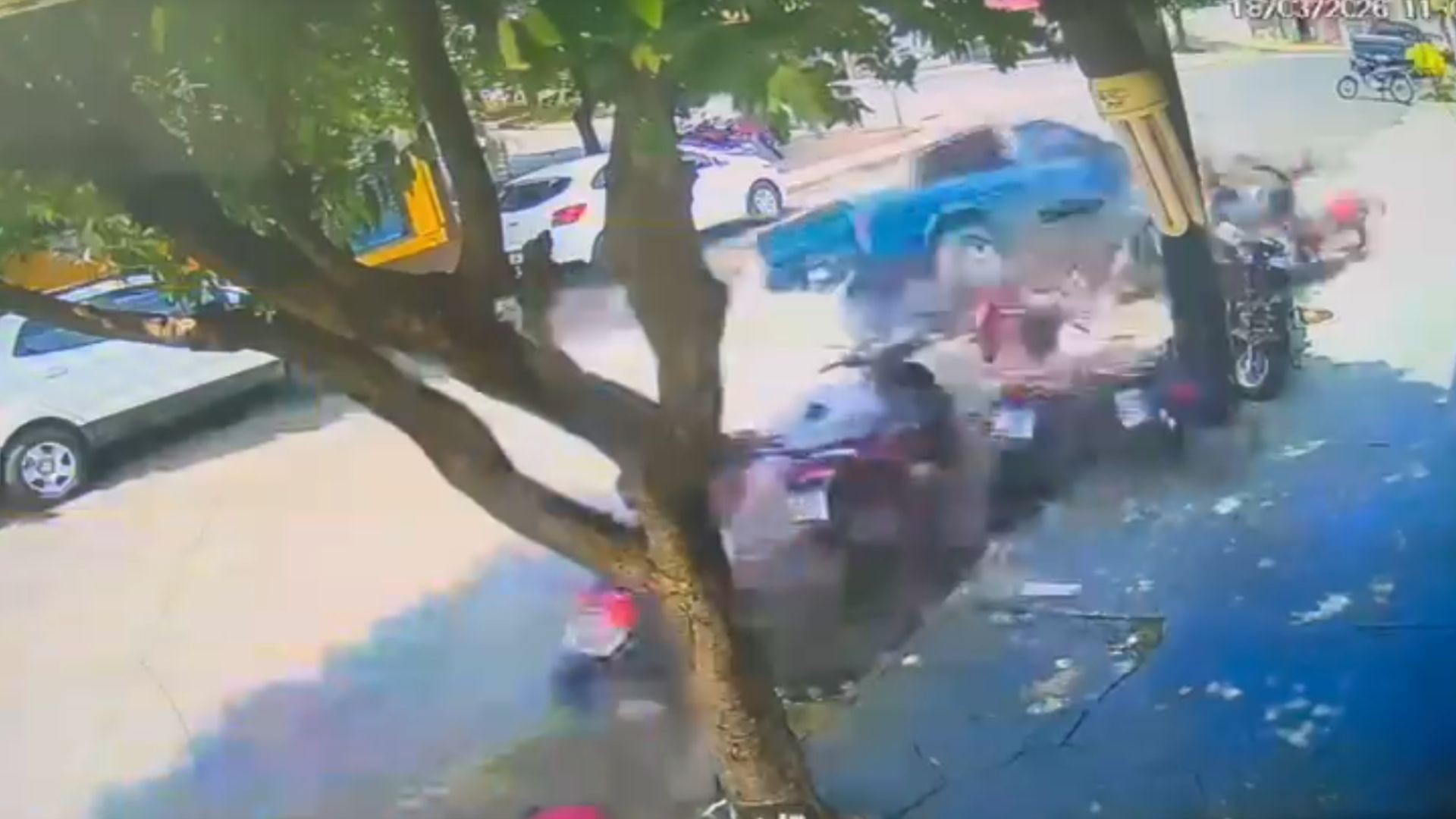 VÍDEO: motorista perde controle de picape e faz ‘strike’ em motos estacionadas em frente a oficina mecânica 