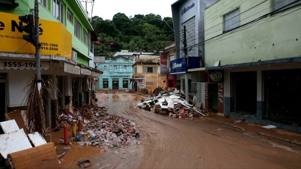 Mimoso do Sul, no Sul do Espírito Santo, ainda com muita lama uma semana após enchente — Foto: Reprodução/TV Gazeta