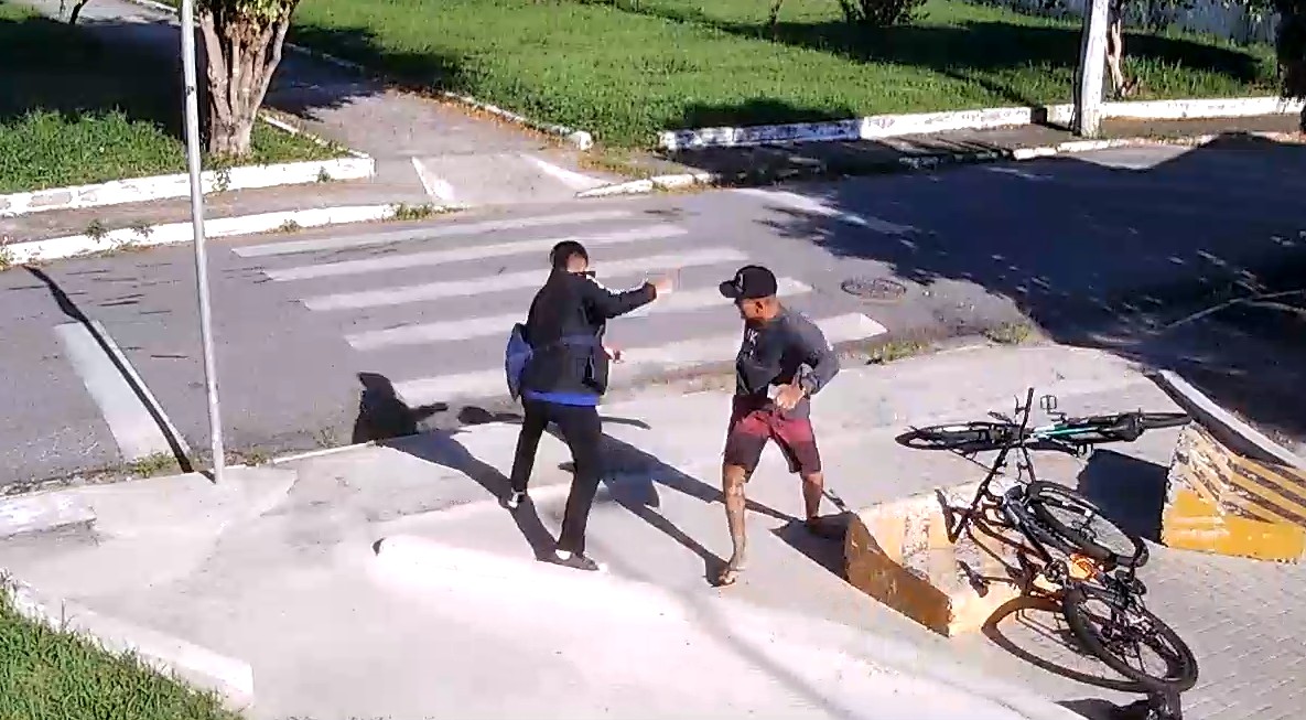 VÍDEO: Ciclista reage a assalto e luta com bandido em Taubaté (SP)