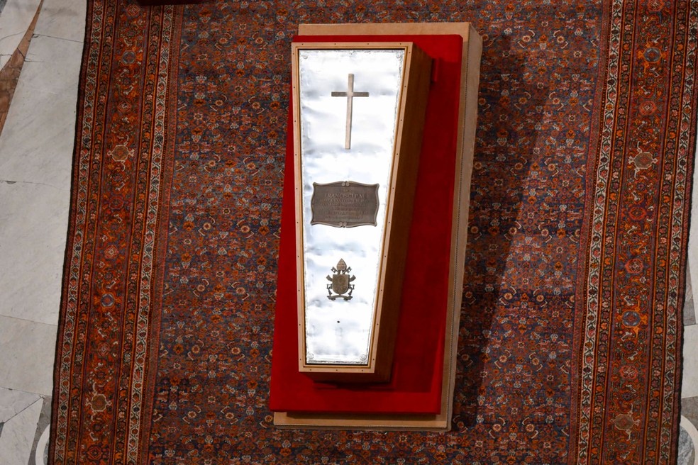 Caixão fechado do papa Francisco dentro da Basílica de São Pedro, em 25 de abril de 2025 — Foto: Vaticano