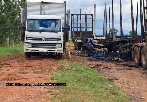 Carreta pega fogo e causa interdição parcial em rodovia de Espírito Santo do Turvo