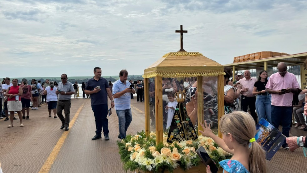 1 de 2
10&ordf; Prociss&atilde;o no Rio Tiet&ecirc; re&uacute;ne fi&eacute;is durante celebra&ccedil;&atilde;o a Nossa Senhora Aparecida em Borac&eacute;ia &mdash; Foto: Adriano Baracho/TV TEM