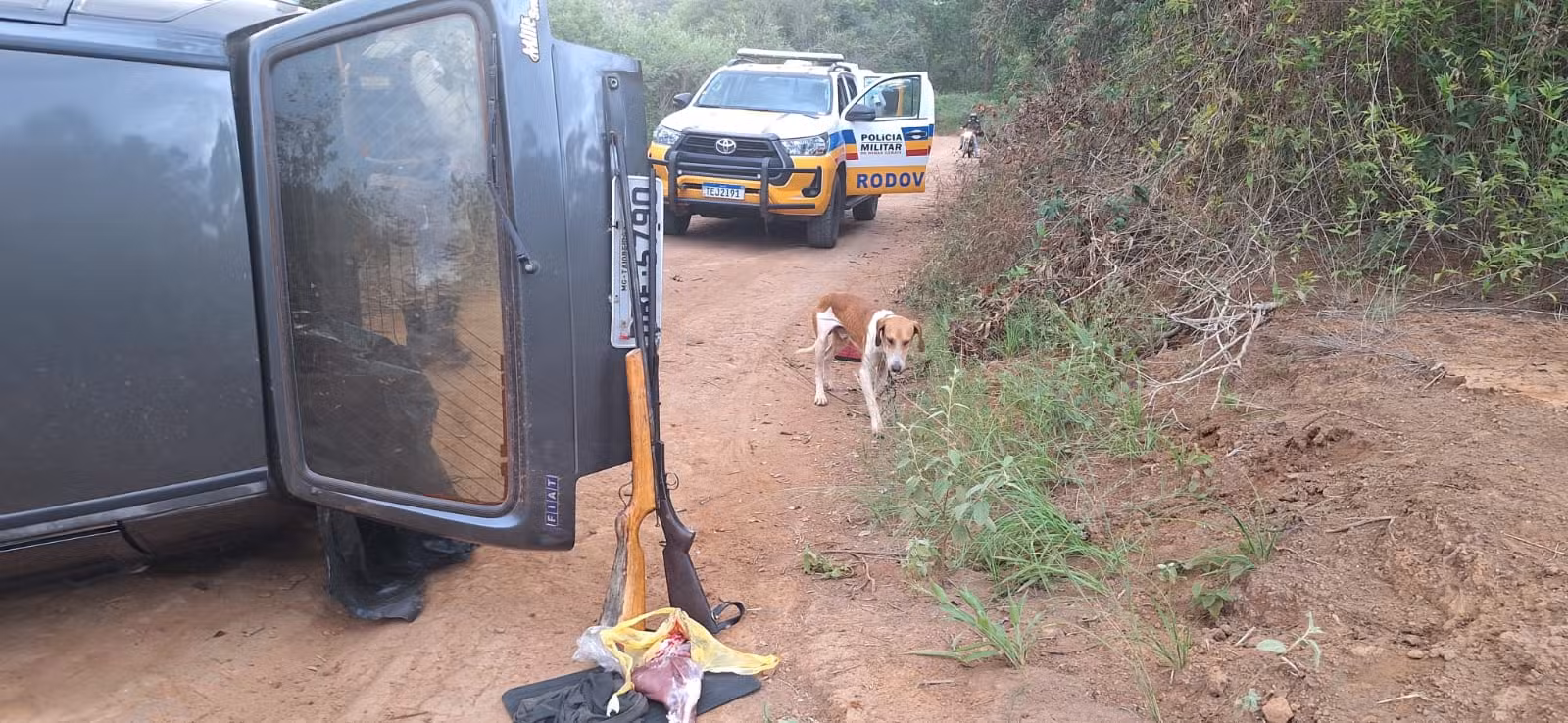 Motorista foge da polícia, capota carro e é preso por caça ilegal em Rio Pardo de Minas