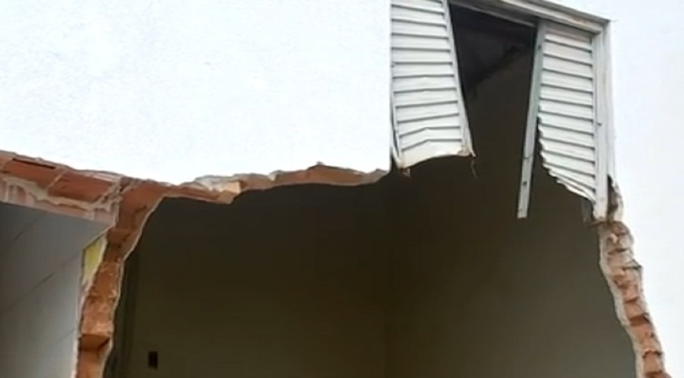 2 de 2
Estrutura de casa cedeu no Jardim Bela Vista em Bauru &mdash; Foto: TV TEM/Reprodu&ccedil;&atilde;o