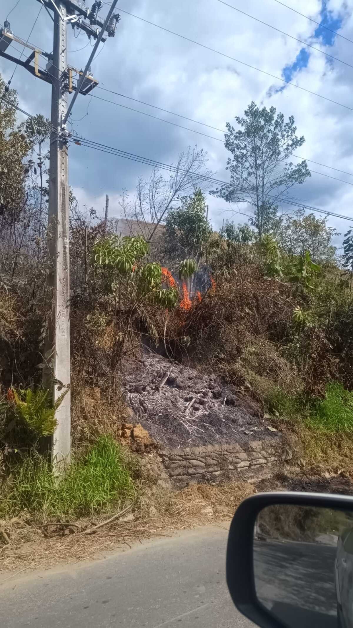 Incêndio próximo ao Parque Estadual da Pedra Selada mobiliza equipes em Visconde de Mauá