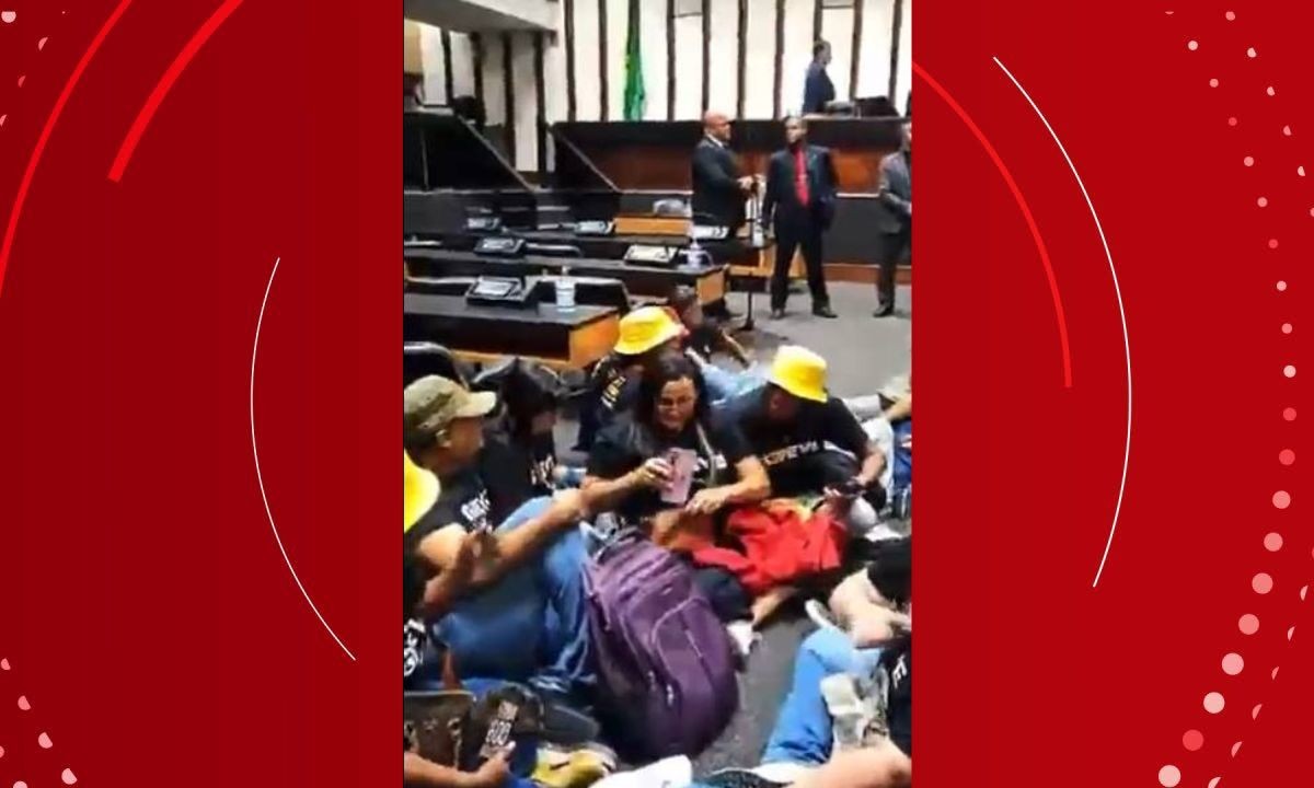 Sessão da Alba é encerrada após invasão de manifestantes; servidores exigem reajuste salarial