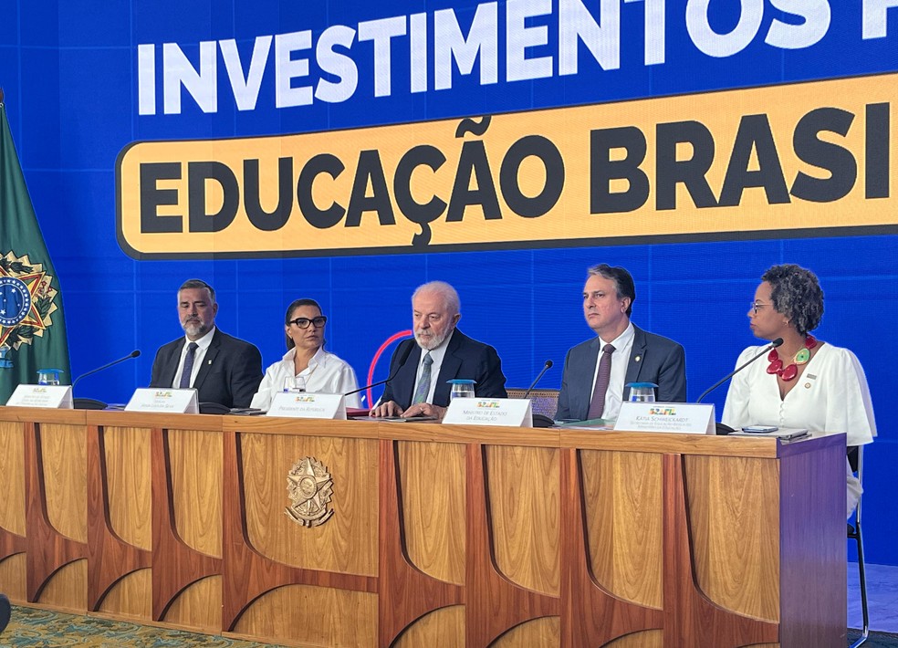 Lula e o ministro Camilo Santana (à direita do presidente) apresentam políticas na área de educação — Foto: Luiza Tenente/g1