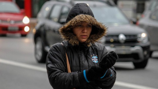 Por que cada pessoa sente frio de um jeito diferente? - Todos nós somos sensíveis às baixas temperaturas. A pele fica arrepiada, o corpo treme, os dentes batem. Especialista explica por que temos essas reações e por que elas variam de pessoa para pessoa.