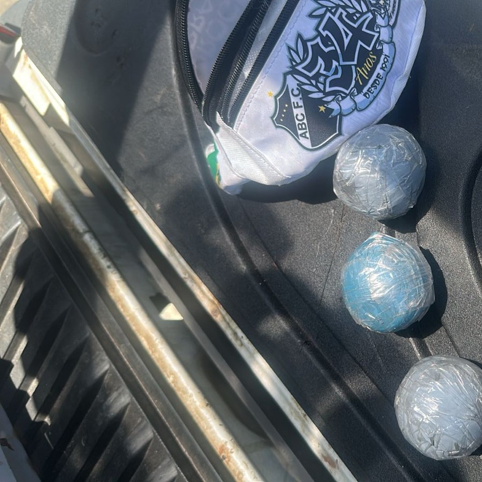 Grupo portava artefatos caseiros de fabricação artesanal — Foto: Reprodução/Redes Sociais