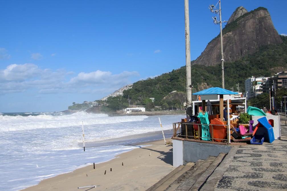 Baixo Bebê recolheu os brinquedos que normalmente ficam na areia — Foto: José Raphael Berredo/ g1