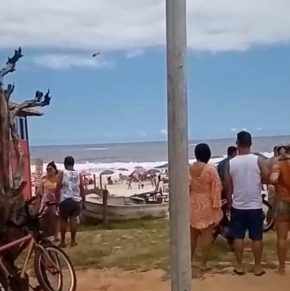 Barco com três tripulantes vira em Saquarema, RJ; bombeiros usam  helicóptero em buscas por vítima desaparecida no mar | G1