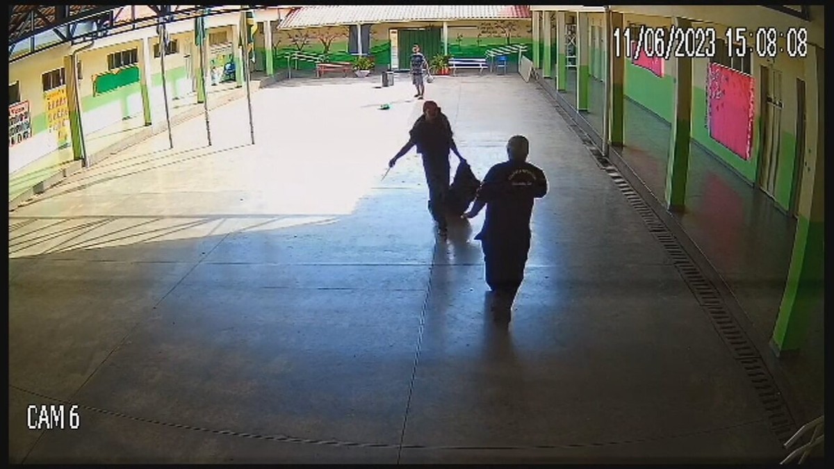 Criminosos invadem escola e esfaqueiam vigia durante assalto Valparaíso de Goiás; vídeo