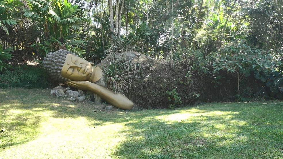 Estátua do Buda deitado no Mosteiro Zen Budista em Ibiraçu, Espírito Santo, muda as folhagens de acordo com a estação do ano — Foto: Bernardo Bracony/TV Gazeta