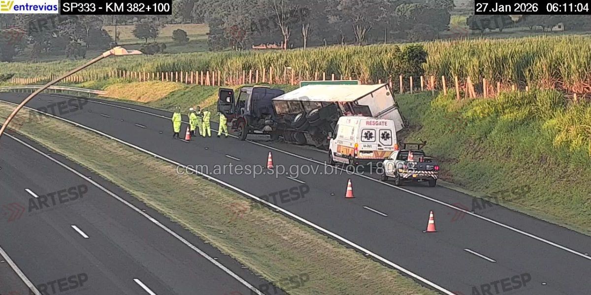 Carreta tomba em Echaporã após eixo quebrar; motorista não se feriu