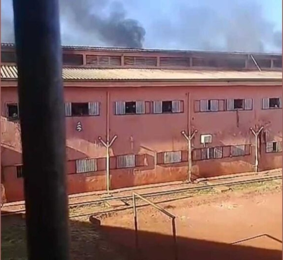 É possível ver fumaça saindo de dentro do presídio. — Foto: Dourados News