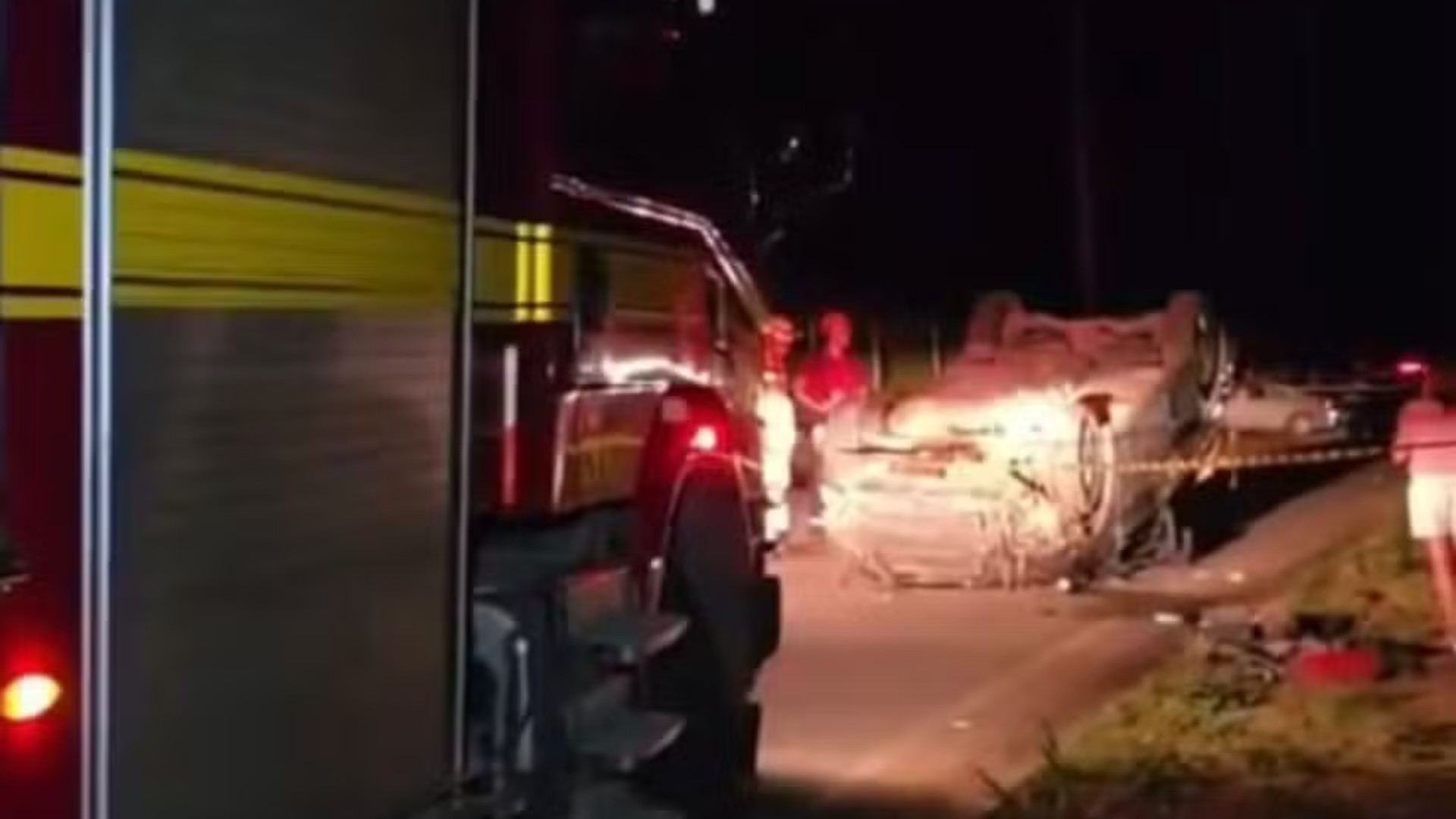 Carro capota após motorista perder controle em curva em Nova Serrana