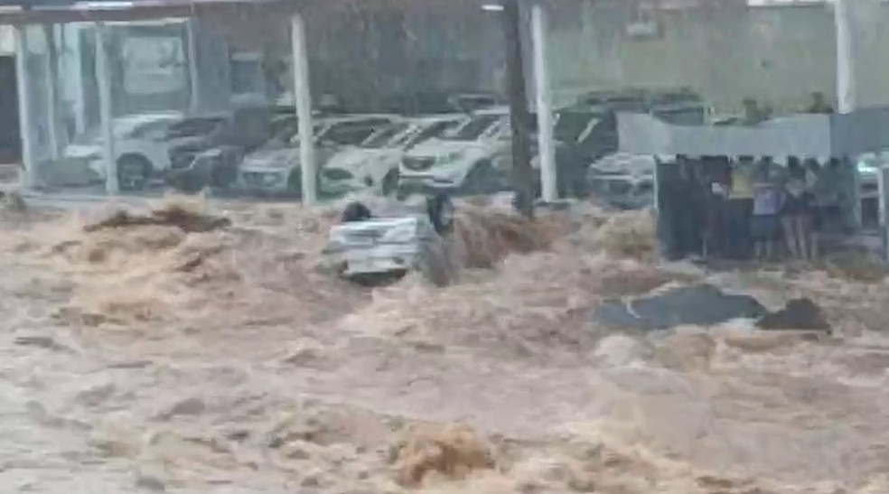 Carro tombou com força da chuva em Bauru — Foto: Arquivo Pessoal