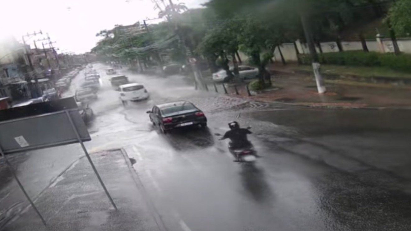 Chuva forte atinge bairros do Rio e provoca bolsões d’água nesta segunda-feira