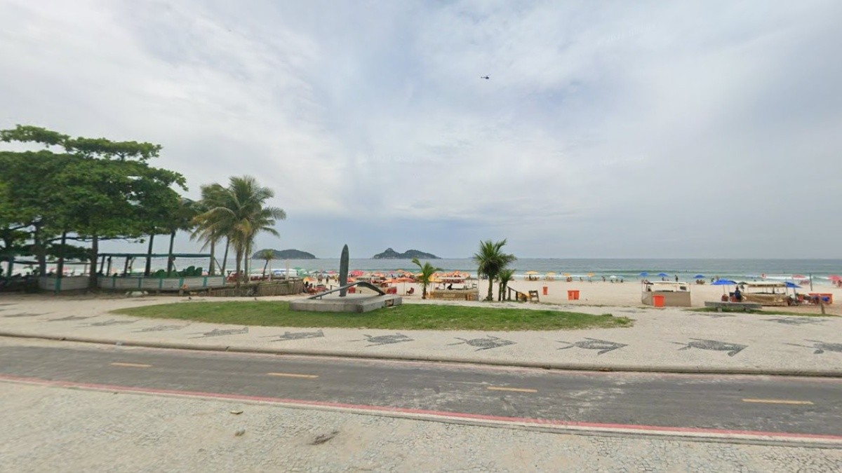 Dez banhistas são resgatados no mar na Barra da Tijuca durante manhã de ventos fortes no Rio