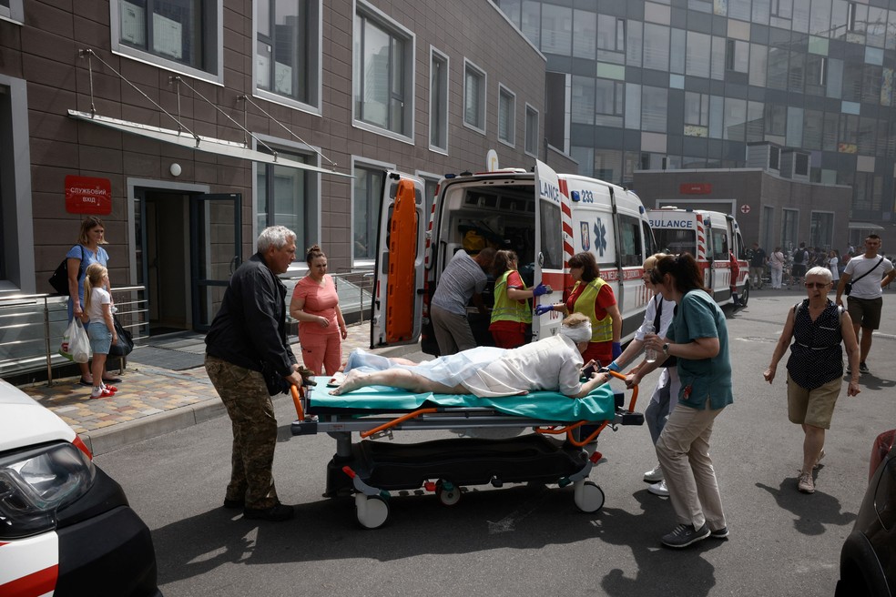 Paciente de hospital atingido por bombardeio em Kiev  retirada em maca, em 8 de julho de 2024. — Foto: Thomas Peter/ Reuters