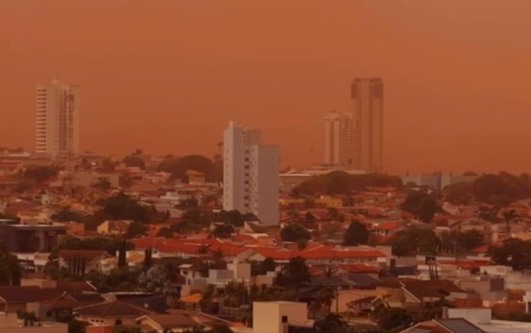 Nuvem de poeira deixa Jataí alaranjada