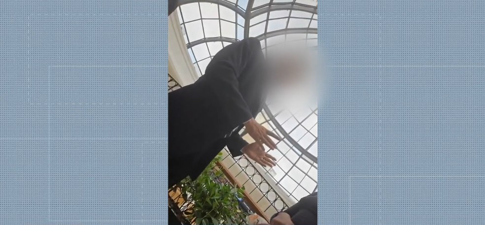 Alunos de escola particular são vítimas de racismo em Shopping em área nobre de São Paulo. — Foto: Reprodução TV Globo