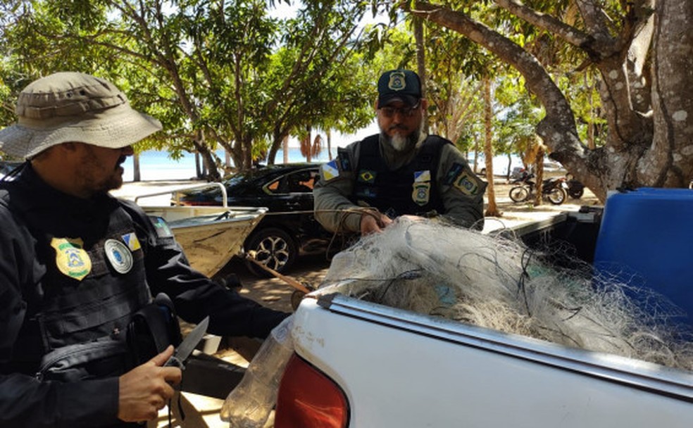 Fiscais do Naturatins apreendendo redes — Foto: Naturatins/Governo do Tocantins