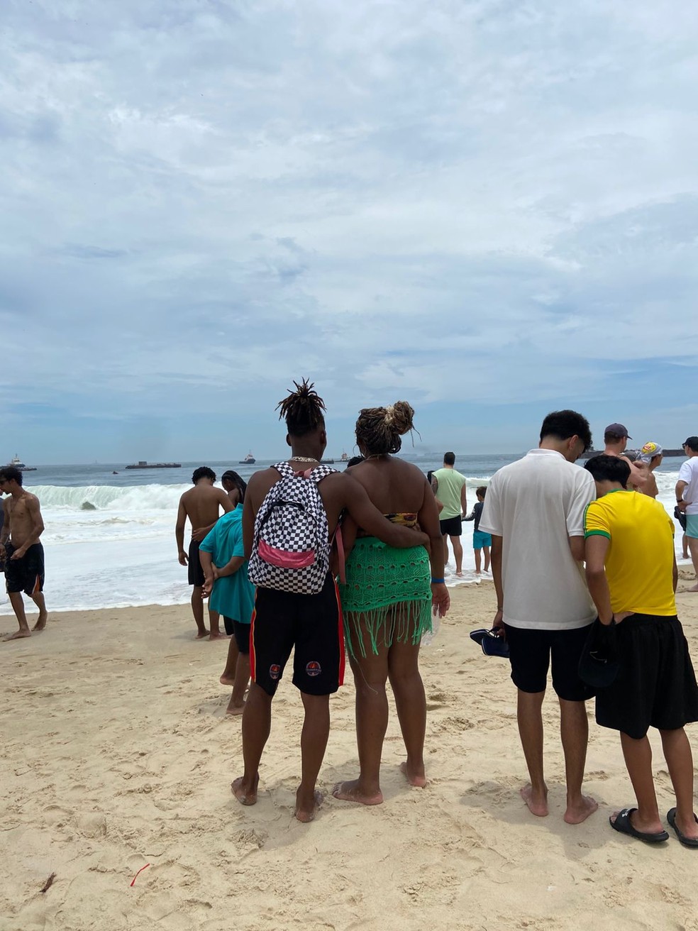 Família de jovem que sumiu no mar em Copacabana — Foto: Thaís Espírito Santo/g1