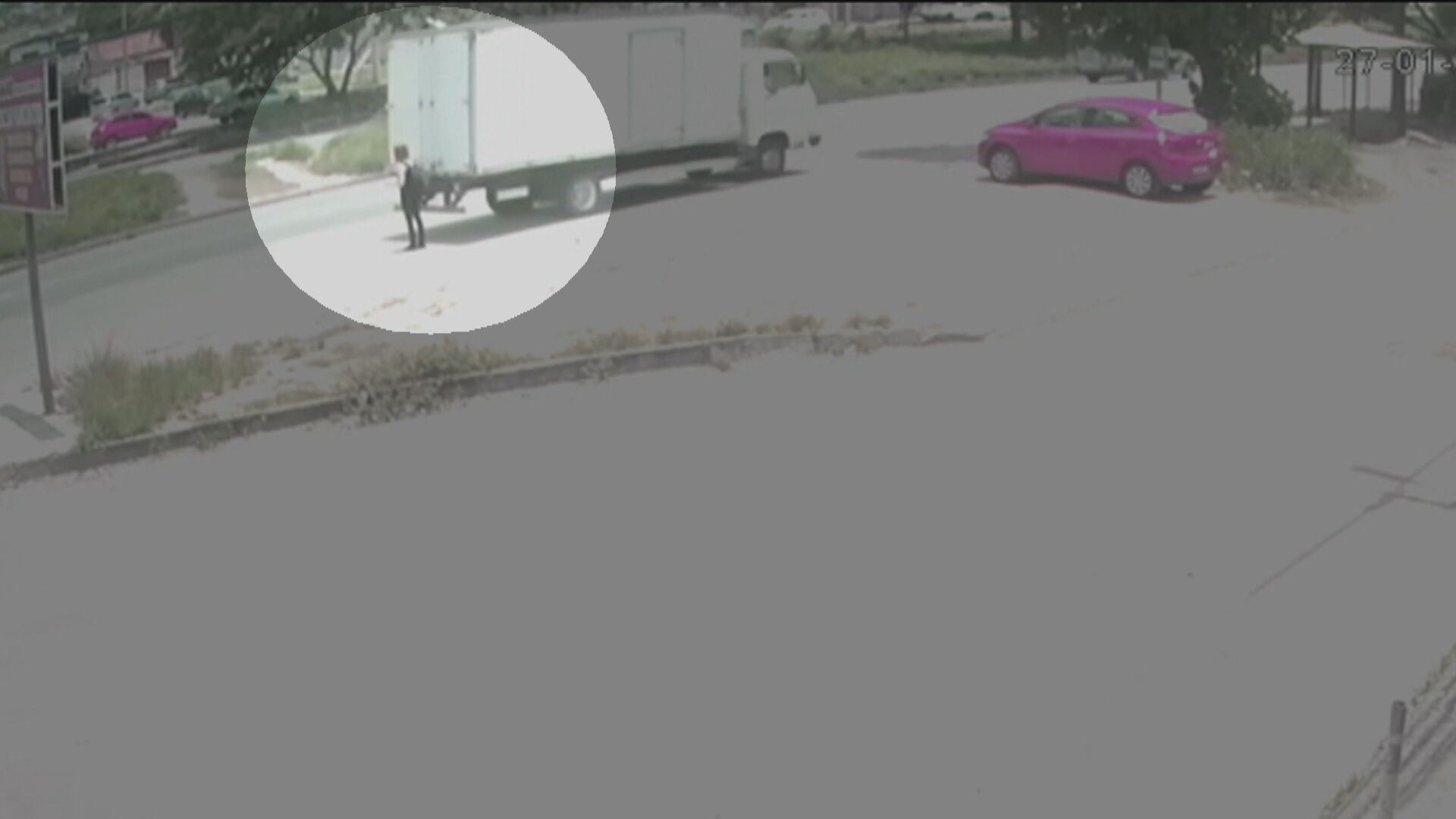 Mulher perde a perna após ser atropelada por caminhão em ponto de ônibus em São Gonçalo 