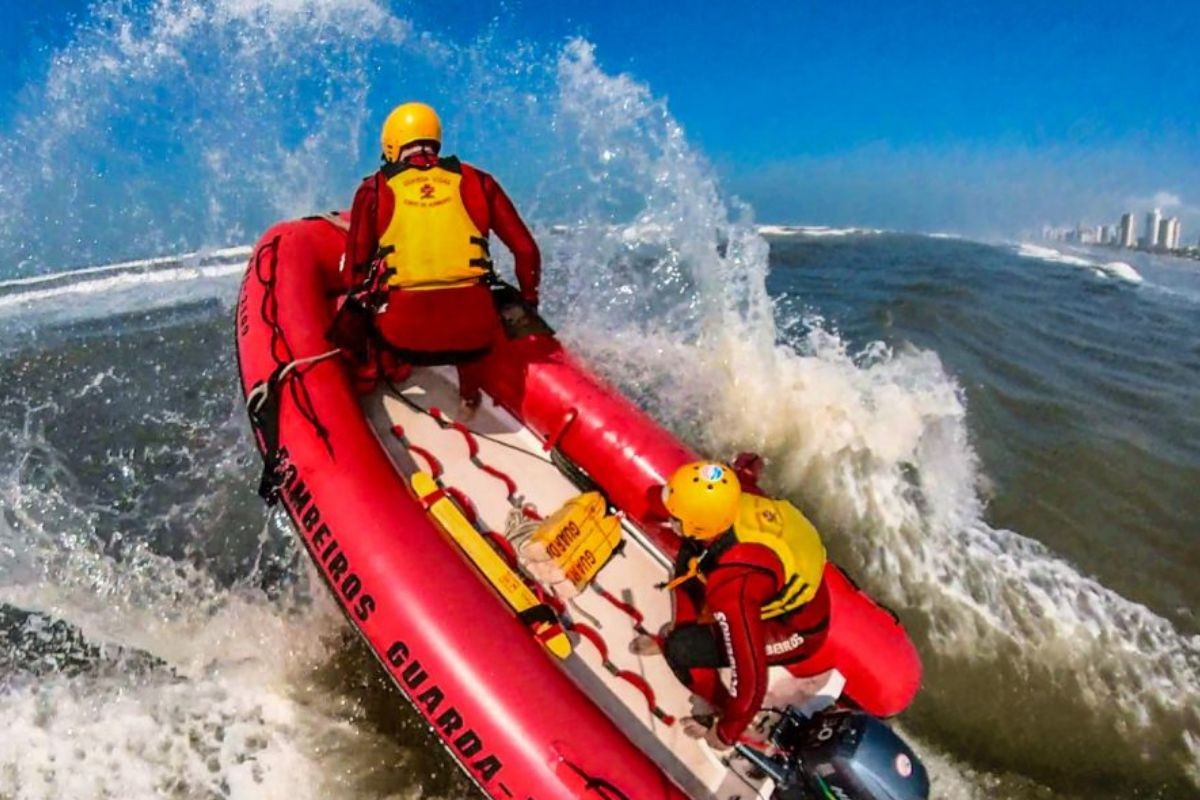 Bombeiros salvam mais de mil pessoas nas praias do litoral de SP desde dezembro