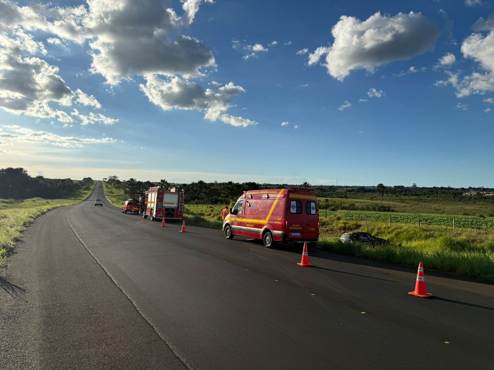 Motorista é ejetado após carro capotar no Anel Viário Oeste, em Uberlândia