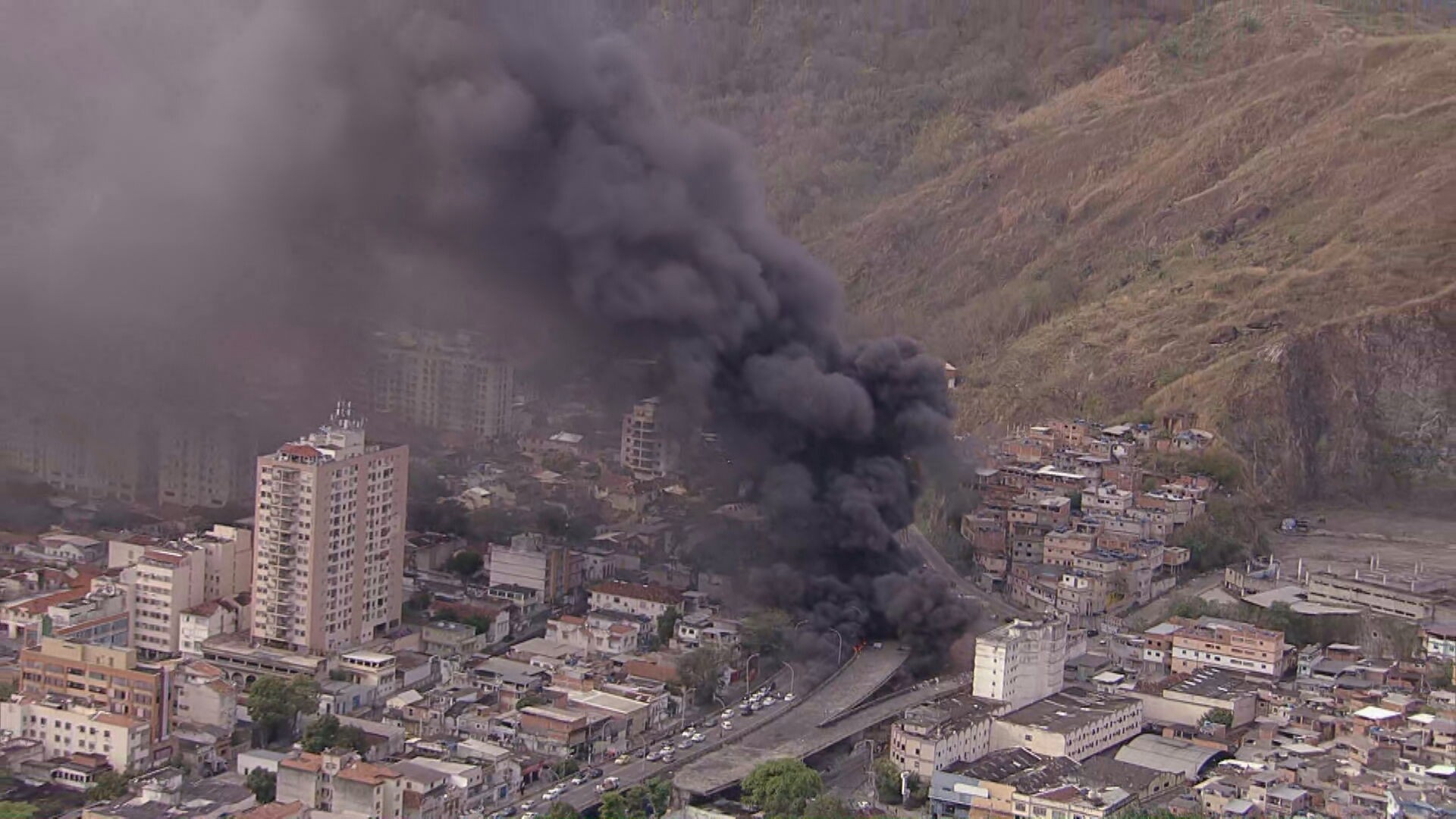 Fogo sob viaduto interrompe trânsito na Zona Norte do Rio