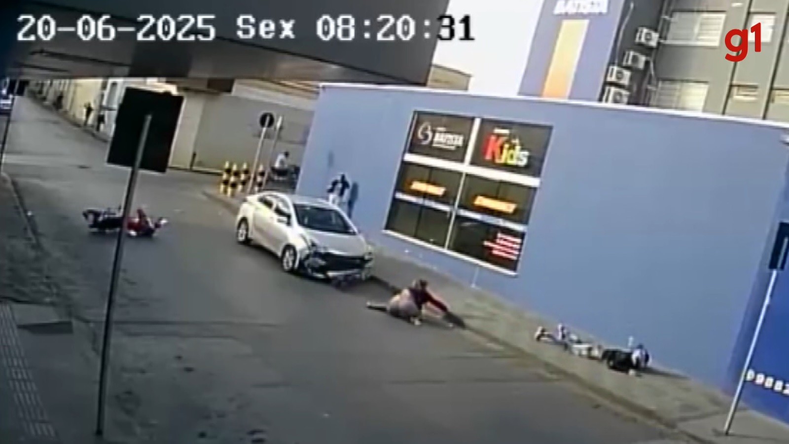 VÍDEO: motociclista e passageira ficam feridos após carro avançar parada obrigatória no Centro de Montes Claros