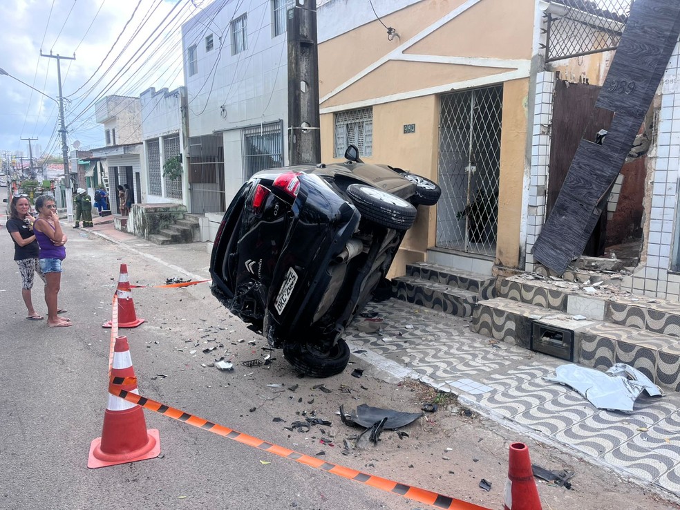 Carro atingido por assaltante em fuga atinge muro e poste em Natal — Foto: Vinícius Marinho/Inter TV Cabugi