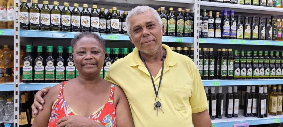 Moisés Joaquim e a esposa decidiram diminuir o consumo de azeite devido ao preço do produto, que é vendido com lacre antifurto em supermercado de Vitória, Espírito Santo — Foto: Eduarda Lisboa/Rede Gazeta