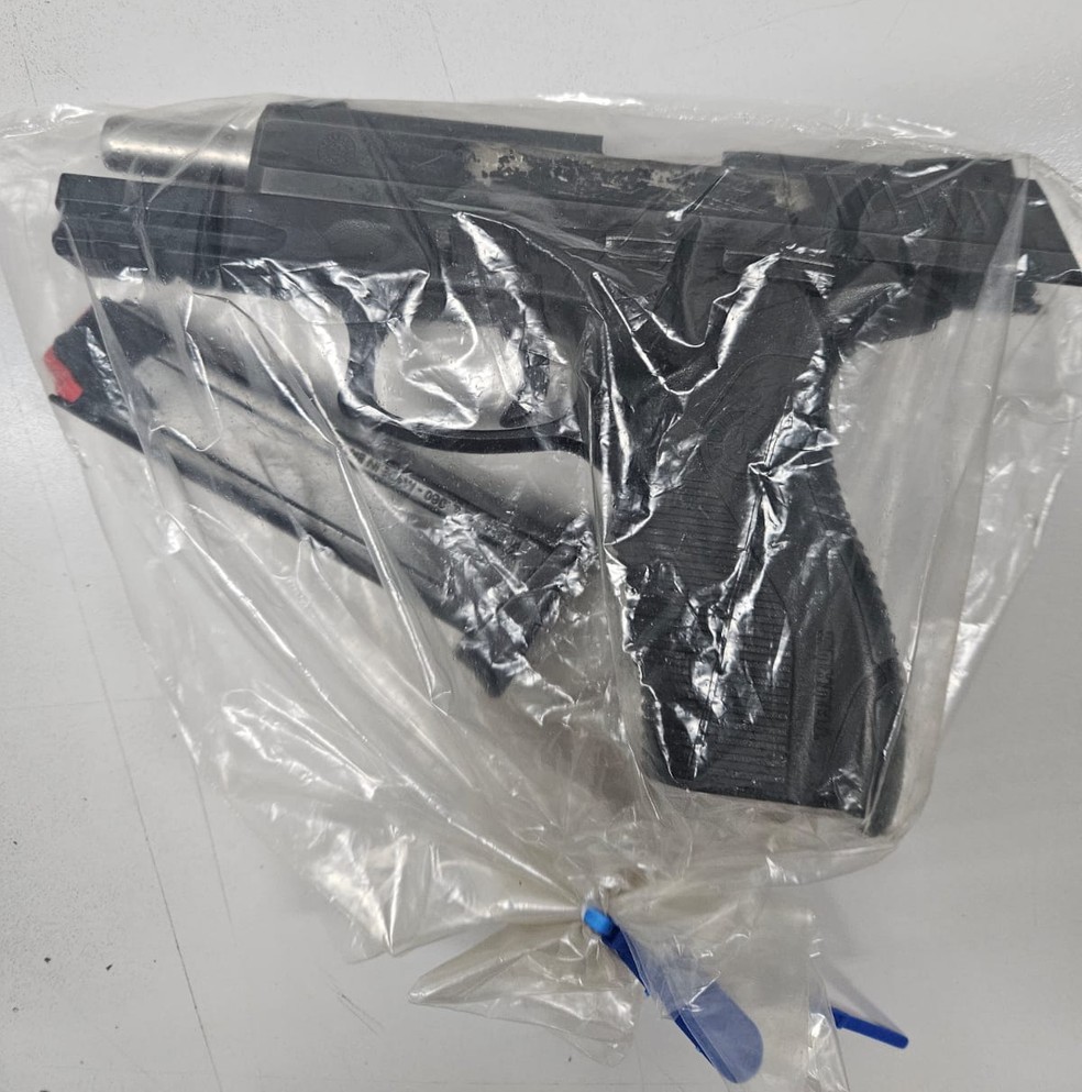 Arma usada durante briga de trânsito em rodovia de Boituva (SP) é entregue à polícia — Foto: Polícia Civil/Divulgação