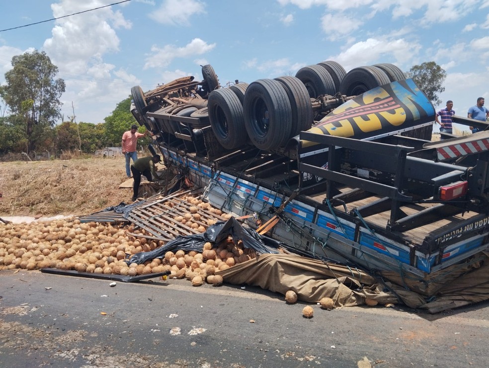 Um homem morreu e uma pessoa ficou ferida após batida entre carro e caminhão na Bahia — Foto: Divulgação/Sutrans