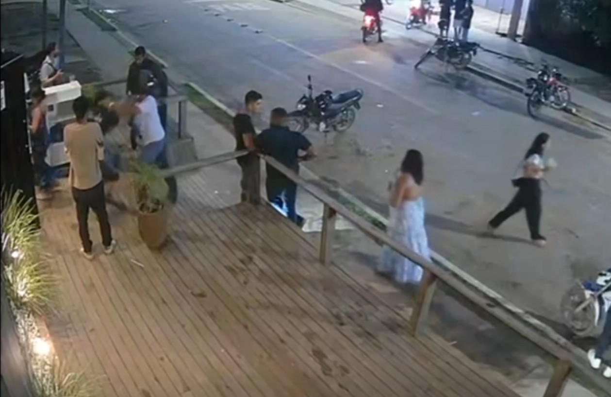 Câmera de segurança registra momento em que segurança é atacado com faca em boate de RO