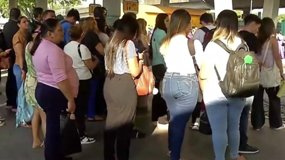 Empresas suspendem mais de 20 linhas de ônibus e pegam passageiros de surpresa — Foto: TV Verdes Mares/Reprodução